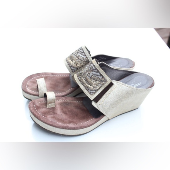 Donald J. Pliner Gilett wedges - Picture 11 of 14